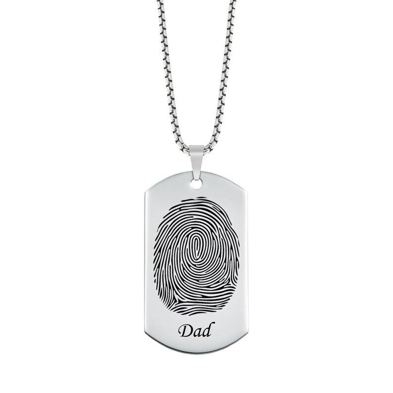Srebrni dog tag s otiskom prsta i imenom